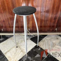 Lote 024 - Banco con descansapies, asiento color negro - Imagen 4