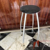 Lote 024 - Banco con descansapies, asiento color negro