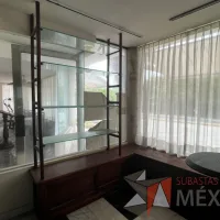 Lote 025 - Vitrina con 4 entrepaños de vidrio sobre mueble empotrado