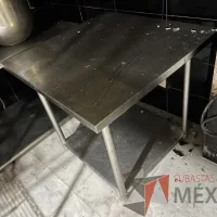 Lote 073 - Mesa de trabajo con 1 entrepaño