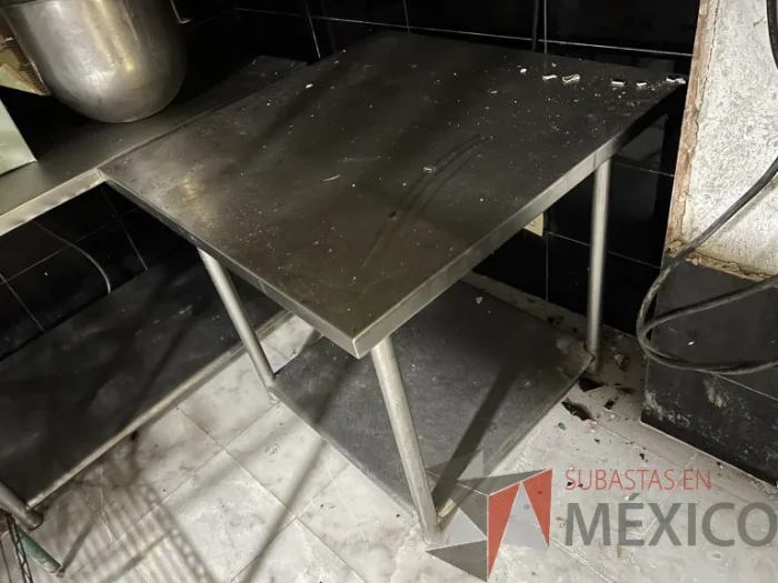 Lote 073 - Mesa de trabajo con 1 entrepaño - Imagen 2