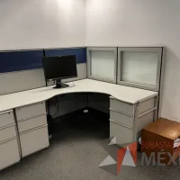 Lote 032 - Estación de trabajo para 3 personas de mampara alta con 3 archiveros verticales de 3 cajones - Imagen 5