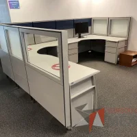 Lote 032 - Estación de trabajo para 3 personas de mampara alta con 3 archiveros verticales de 3 cajones
