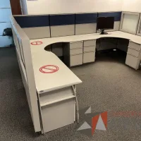 Lote 032 - Estación de trabajo para 3 personas de mampara alta con 3 archiveros verticales de 3 cajones - Imagen 3