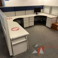 Lote 032 - Estación de trabajo para 3 personas de mampara alta con 3 archiveros verticales de 3 cajones - Imagen 2