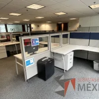 Lote 035 - Estación de trabajo para 12 personas de mampara alta con 12 archiveros verticales de 3 cajones
