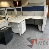 Lote 035 - Estación de trabajo para 12 personas de mampara alta con 12 archiveros verticales de 3 cajones - Imagen 6