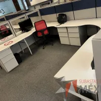 Lote 035 - Estación de trabajo para 12 personas de mampara alta con 12 archiveros verticales de 3 cajones - Imagen 5