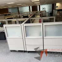 Lote 035 - Estación de trabajo para 12 personas de mampara alta con 12 archiveros verticales de 3 cajones - Imagen 4