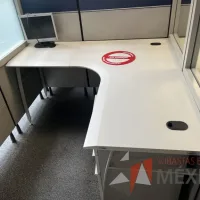 Lote 035 - Estación de trabajo para 12 personas de mampara alta con 12 archiveros verticales de 3 cajones - Imagen 2