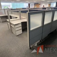 Lote 013 - Estación de trabajo para 9 personas de mampara alta con 9 archiveros verticales de 3 cajones - Imagen 8