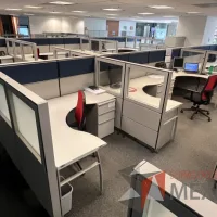 Lote 013 - Estación de trabajo para 9 personas de mampara alta con 9 archiveros verticales de 3 cajones - Imagen 7