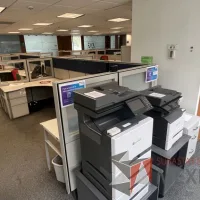 Lote 013 - Estación de trabajo para 9 personas de mampara alta con 9 archiveros verticales de 3 cajones - Imagen 4