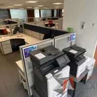 Lote 013 - Estación de trabajo para 9 personas de mampara alta con 9 archiveros verticales de 3 cajones - Imagen 3