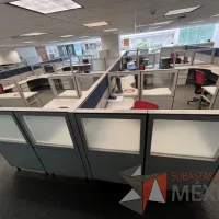 Lote 013 - Estación de trabajo para 9 personas de mampara alta con 9 archiveros verticales de 3 cajones - Imagen 2
