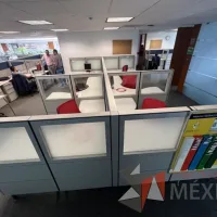 Lote 037 - Estación de trabajo para 6 personas de mampara alta con 6 archiveros verticales de 3 cajones - Imagen 5