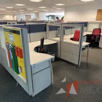 Lote 037 - Estación de trabajo para 6 personas de mampara alta con 6 archiveros verticales de 3 cajones - Imagen 4