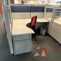 Lote 037 - Estación de trabajo para 6 personas de mampara alta con 6 archiveros verticales de 3 cajones - Imagen 3
