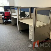 Lote 058 - Estación de trabajo para 3 personas de mampara alta con 3 archiveros verticales de 3 cajones - Imagen 3