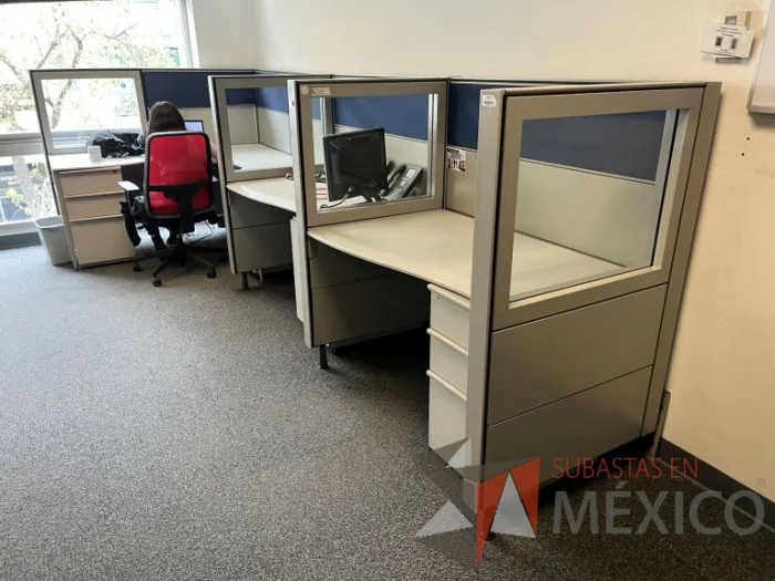 Lote 058 - Estación de trabajo para 3 personas de mampara alta con 3 archiveros verticales de 3 cajones - Imagen 3