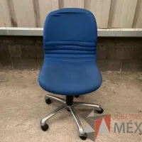 Lote 011 - 2 Sillas secretariales con ruedas, asiento y respaldo en tela color azul