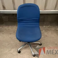Lote 011 - 2 Sillas secretariales con ruedas, asiento y respaldo en tela color azul - Imagen 3