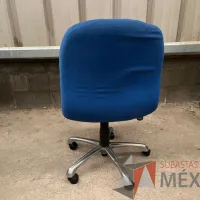 Lote 011 - 2 Sillas secretariales con ruedas, asiento y respaldo en tela color azul - Imagen 4