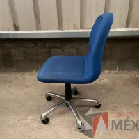 Lote 011 - 2 Sillas secretariales con ruedas, asiento y respaldo en tela color azul - Imagen 5