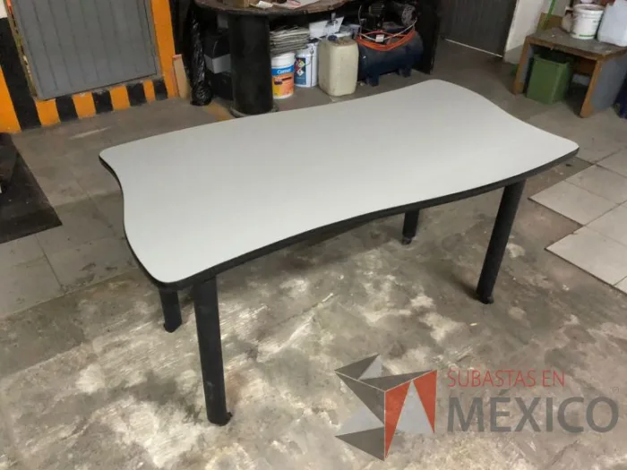 Lote 002 - Mesa plegable con cubierta color gris