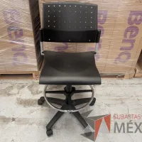 Lote 016 - Silla ejecutiva con ruedas, descansapies, asiento y respaldo en plástico color negro