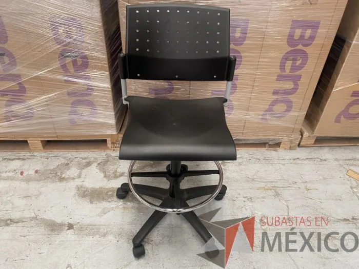Lote 016 - Silla ejecutiva con ruedas, descansapies, asiento y respaldo en plástico color negro