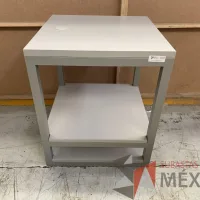 Lote 001 - 7 Mesas de trabajo con 1 entrepaño y orificio para cable