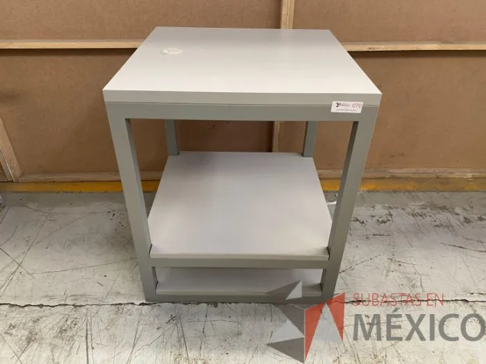 Lote 001 - 7 Mesas de trabajo con 1 entrepaño y orificio para cable