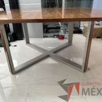 Lote 003 - Mesa cuadrada con estructura metálica con cubierta color madera - Imagen 2