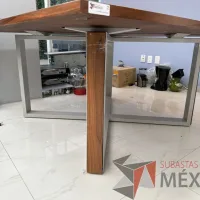 Lote 003 - Mesa cuadrada con estructura metálica con cubierta color madera - Imagen 3