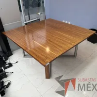 Lote 003 - Mesa cuadrada con estructura metálica con cubierta color madera - Imagen 5
