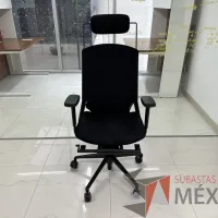 Lote 040 - Silla operativa con ruedas, descansabrazos, cabecera, respaldo en malla y asiento en tela color negro