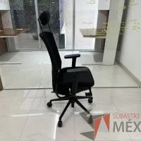 Lote 040 - Silla operativa con ruedas, descansabrazos, cabecera, respaldo en malla y asiento en tela color negro - Imagen 3