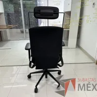 Lote 040 - Silla operativa con ruedas, descansabrazos, cabecera, respaldo en malla y asiento en tela color negro - Imagen 4