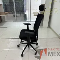 Lote 040 - Silla operativa con ruedas, descansabrazos, cabecera, respaldo en malla y asiento en tela color negro - Imagen 5