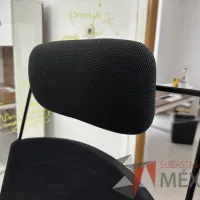 Lote 040 - Silla operativa con ruedas, descansabrazos, cabecera, respaldo en malla y asiento en tela color negro - Imagen 6