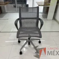 Lote 069 - Silla operativa con ruedas, descansabrazos, asiento y respaldo en malla color gris