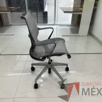 Lote 069 - Silla operativa con ruedas, descansabrazos, asiento y respaldo en malla color gris - Imagen 3