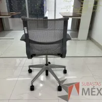 Lote 069 - Silla operativa con ruedas, descansabrazos, asiento y respaldo en malla color gris - Imagen 4