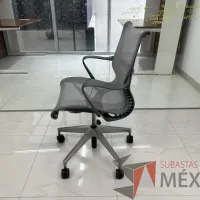 Lote 069 - Silla operativa con ruedas, descansabrazos, asiento y respaldo en malla color gris - Imagen 6