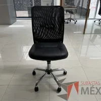 Lote 008 - Silla operativa con ruedas, respaldo en malla y asiento en tela color negro