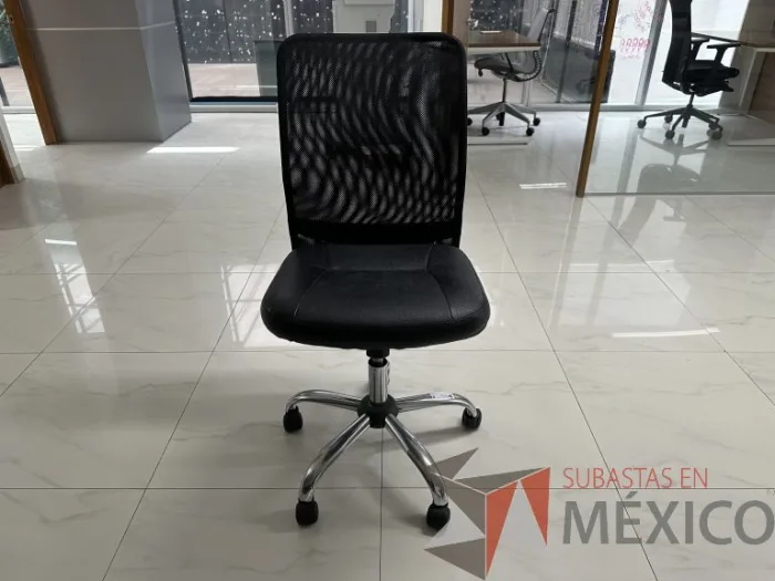 Lote 008 - Silla operativa con ruedas, respaldo en malla y asiento en tela color negro