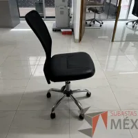 Lote 008 - Silla operativa con ruedas, respaldo en malla y asiento en tela color negro - Imagen 3