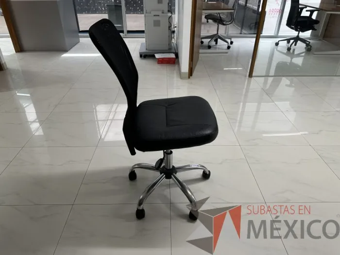 Lote 008 - Silla operativa con ruedas, respaldo en malla y asiento en tela color negro - Imagen 3