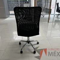 Lote 008 - Silla operativa con ruedas, respaldo en malla y asiento en tela color negro - Imagen 4